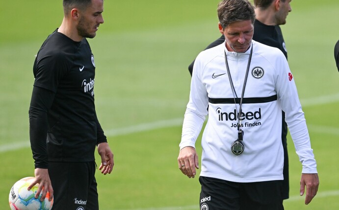 Frankfurts Trainer Oliver Glasner (2.v.r.) und Filip Kostic (l).