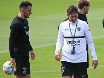 Frankfurts Trainer Oliver Glasner (2.v.r.) und Filip Kostic (l). Frankfurts Trainer Oliver Glasner (2.v.r.) und Filip Kostic (l).