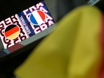 Die Siegerinnen des Halbfinales Deutschland gegen Frankreich treffen im Finale auf die EM-Gastgeberinnen. Die Siegerinnen des Halbfinales Deutschland gegen Frankreich treffen im Finale auf die EM-Gastgeberinnen.