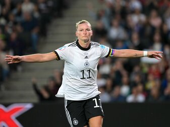 Die Matchwinnerin: Alexandra Popp schießt ihr Team ins EM-Finale. Die Matchwinnerin: Alexandra Popp schießt ihr Team ins EM-Finale.