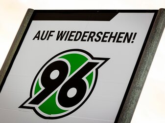 Nicht jeder ist mit der Entscheidung, Martin Kind als Geschäftsführer abzusetzen, einverstanden. Nicht jeder ist mit der Entscheidung, Martin Kind als Geschäftsführer abzusetzen, einverstanden.