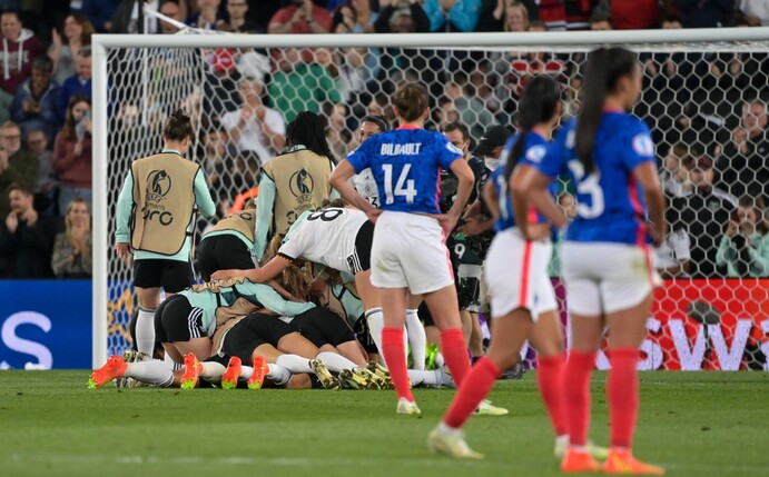 Deutschlands Spielerinnen jubeln nach dem Abpfiff.