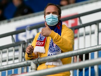 Daumen hoch: Ein Fan posiert auf seinem Stehplatz für die Kamera. Daumen hoch: Ein Fan posiert auf seinem Stehplatz für die Kamera.