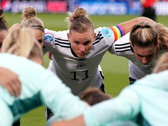 Für Kapitänin Alexandra Popp und ihr Team geht es jetzt ins EM-Finale. Für Kapitänin Alexandra Popp und ihr Team geht es jetzt ins EM-Finale.