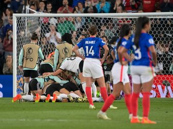 Deutschlands Spielerinnen jubeln nach dem Abpfiff. Deutschlands Spielerinnen jubeln nach dem Abpfiff.