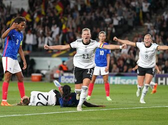 Überzeugt auf ganzer Linie: Alexandra Popp (M) erzielte schon sechs Tore. Überzeugt auf ganzer Linie: Alexandra Popp (M) erzielte schon sechs Tore.