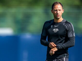 Trainer Domenico Tedesco leitet eine Trainigseinheit auf dem Leipziger Trainingsgelände am Cottaweg. Trainer Domenico Tedesco leitet eine Trainigseinheit auf dem Leipziger Trainingsgelände am Cottaweg.