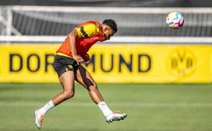 Rückt im BVB-Angriff in den Fokus: Donyell Malen beim Training von Borussia Dortmund.