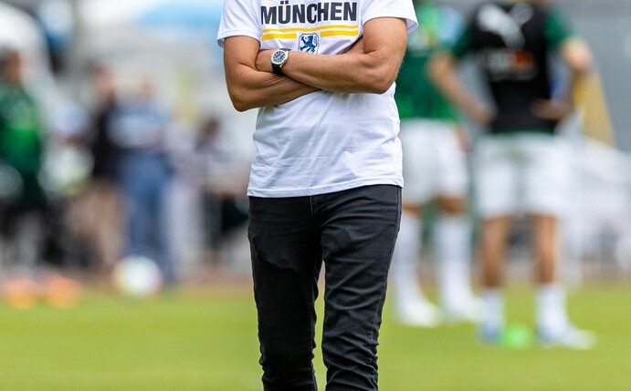 Trainer Michael Köllner trifft mit 1860 München in der ersten Runde des DFB-Pokals auf Borussia Dortmund.