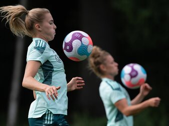 Die DFB-Frauen haben bei der EM die Erwartungen schon übertroffen: Laura Freigang (l) und Linda Dallmann beim Training. Die DFB-Frauen haben bei der EM die Erwartungen schon übertroffen: Laura Freigang (l) und Linda Dallmann beim Training.