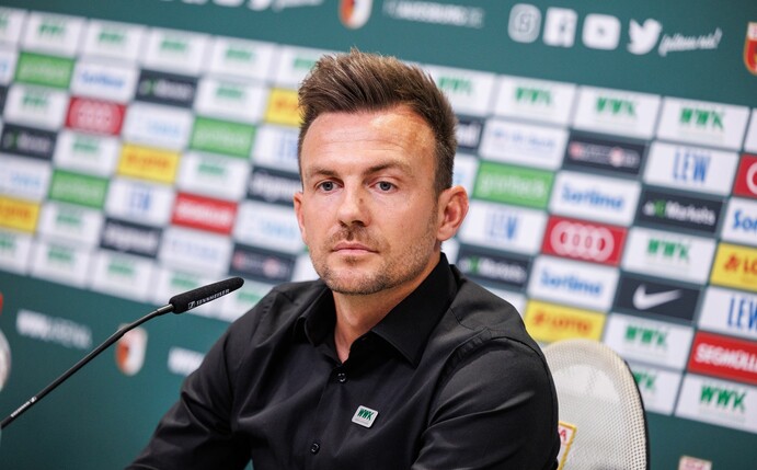Ist mit Augsburg in Lohne gefordert: FCA-Coach Enrico Maaßen.