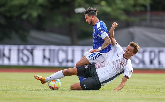 Schalkes Danny Latza (l) wird im Pokal gegen den Bremer SV fehlen.