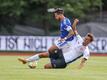 Schalkes Danny Latza (l) wird im Pokal gegen den Bremer SV fehlen.