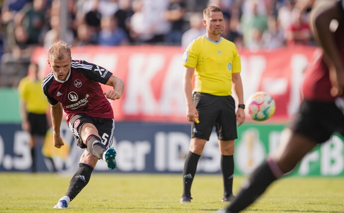 Nürnbergs Johannes Geis erzielte per Freistoß das 1:0.