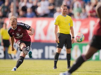 Nürnbergs Johannes Geis erzielte per Freistoß das 1:0. Nürnbergs Johannes Geis erzielte per Freistoß das 1:0.