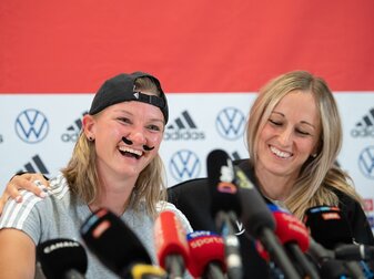 Sorgte bei der Pressekonferenz in Watford für Gelächter: Kapitänin Alexandra Popp (l). Sorgte bei der Pressekonferenz in Watford für Gelächter: Kapitänin Alexandra Popp (l).
