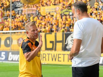 VfB-Coach Pellegrino Matarazzo (r) und Dresdens Trainer Markus Anfang. VfB-Coach Pellegrino Matarazzo (r) und Dresdens Trainer Markus Anfang.