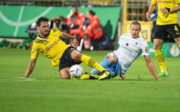 Kam in München von der Bank: BVB-Verteidiger Mats Hummels (l).