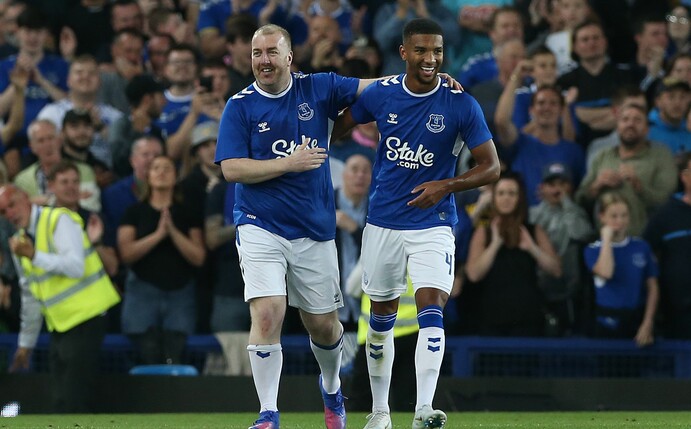 Everton-Profi Mason Holgate (r) feiert mit Paul Stratton dessen Elfmeter-Tor.
