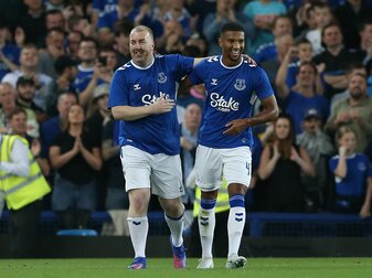 Everton-Profi Mason Holgate (r) feiert mit Paul Stratton dessen Elfmeter-Tor. Everton-Profi Mason Holgate (r) feiert mit Paul Stratton dessen Elfmeter-Tor.
