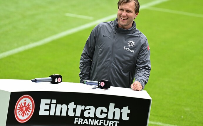 Der Sportvorstand des Fußball-Bundesligisten Eintracht Frankfurt, Markus Krösche, gibt am Frankfurter Stadion ein Interview.