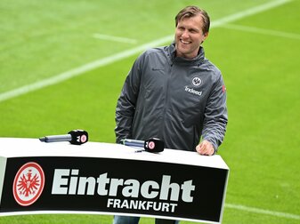 Der Sportvorstand des Fußball-Bundesligisten Eintracht Frankfurt, Markus Krösche, gibt am Frankfurter Stadion ein Interview. Der Sportvorstand des Fußball-Bundesligisten Eintracht Frankfurt, Markus Krösche, gibt am Frankfurter Stadion ein Interview.