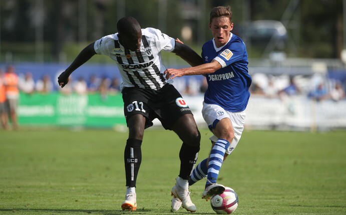 Wilfried Kanga (l, 2018 im Trikot von SCO Angers) im Zweikampf mit dem damaligen Schalker Benjamin Goller.