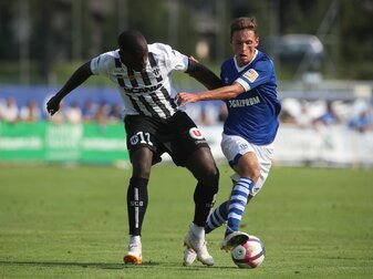 Wilfried Kanga (l, 2018 im Trikot von SCO Angers) im Zweikampf mit dem damaligen Schalker Benjamin Goller. Wilfried Kanga (l, 2018 im Trikot von SCO Angers) im Zweikampf mit dem damaligen Schalker Benjamin Goller.