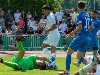 Illertissens Torwart Micahel Wagner (l) klärt vor Heidenheims Denis Thomalla. Illertissens Torwart Micahel Wagner (l) klärt vor Heidenheims Denis Thomalla.