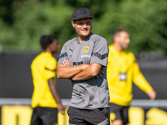 BVB-Trainer Edin Terzic beobachtet das Training seiner Mannschaft. BVB-Trainer Edin Terzic beobachtet das Training seiner Mannschaft.