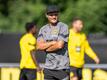 BVB-Trainer Edin Terzic beobachtet das Training seiner Mannschaft.