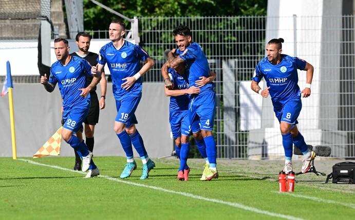 Die Mannschaft der Stuttgarter Kickers freut sich mit Torschützen Denis Zagaria (2.v.r.) über sein Tor.