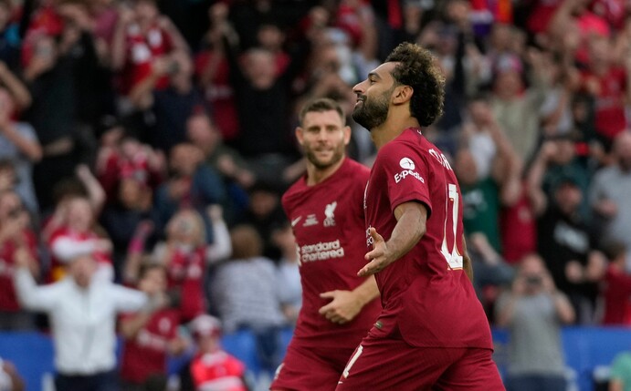 Liverpools Mohamed Salah (r) jubelt über sein Tor zum 2:1 gegen Manchester City.