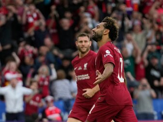 Liverpools Mohamed Salah (r) jubelt über sein Tor zum 2:1 gegen Manchester City. Liverpools Mohamed Salah (r) jubelt über sein Tor zum 2:1 gegen Manchester City.