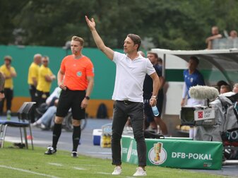 Wolfsburgs Trainer Niko Kovac steht gestikulierend an der Seitenlinie. Wolfsburgs Trainer Niko Kovac steht gestikulierend an der Seitenlinie.