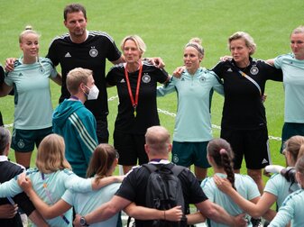 Teamgeist: Die deutsche Mannschaft bildet beim Abschlusstraining im Wembley-Stadion einen Kreis. Teamgeist: Die deutsche Mannschaft bildet beim Abschlusstraining im Wembley-Stadion einen Kreis.