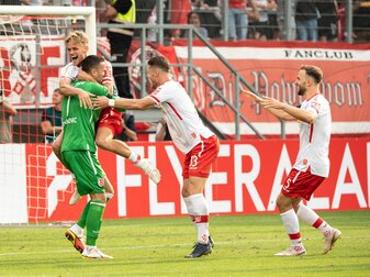 Regensburgs Dejan Stojanovic (l-r), Nicklas Shipnoski, Jan Elvedi und Benedikt Gimber feiern den Sieg im Elfmeterschießen. Regensburgs Dejan Stojanovic (l-r), Nicklas Shipnoski, Jan Elvedi und Benedikt Gimber feiern den Sieg im Elfmeterschießen.