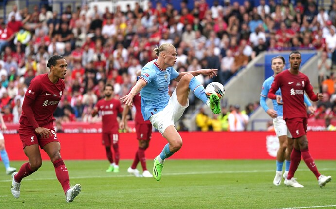 Blieb im englischen Supercupspiel gegen den FC Liverpool ohne Treffer: Erling Haaland (M) von Manchester City.
