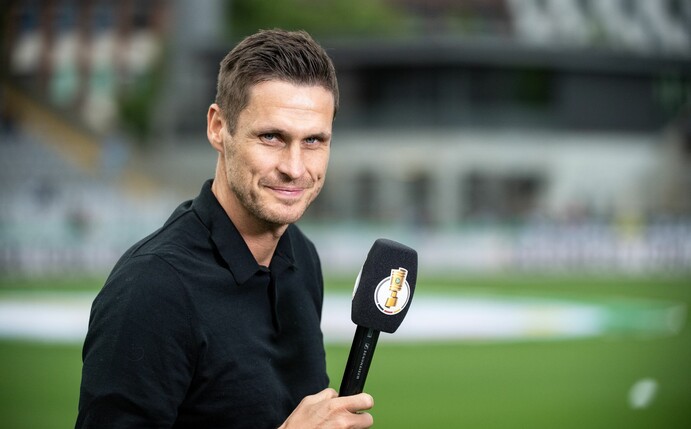 BVB-Sportdirektor Sebastian Kehl gibt vor Spielbeginn beim TSV 1860 München ein Interview.