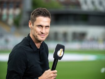 BVB-Sportdirektor Sebastian Kehl gibt vor Spielbeginn beim TSV 1860 München ein Interview. BVB-Sportdirektor Sebastian Kehl gibt vor Spielbeginn beim TSV 1860 München ein Interview.