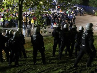 Medien: Wolfsburg-Spieler in Jena von Fans bedrängt Medien: Wolfsburg-Spieler in Jena von Fans bedrängt