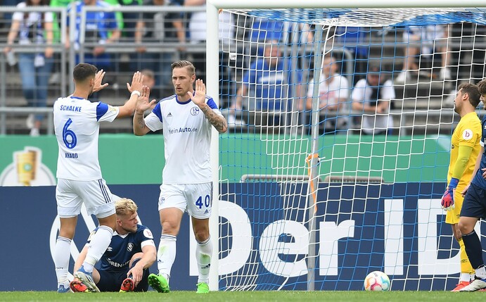 Schalkes Sebastian Polter (2.v.r.) und Tom Krauß (l) klatschen sich nach einem Tor ab.