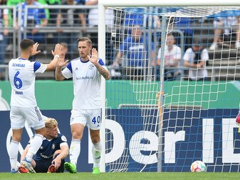 Schalkes Sebastian Polter (2.v.r.) und Tom Krauß (l) klatschen sich nach einem Tor ab. Schalkes Sebastian Polter (2.v.r.) und Tom Krauß (l) klatschen sich nach einem Tor ab.