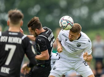 Sandhausens Janik Bachmann (r) setzt zum Kopfball an.
