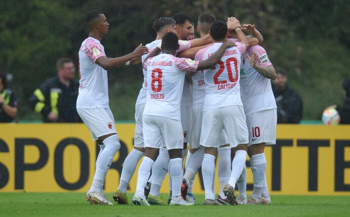 Der FC Augsburg setzte sich mit 4:0 in Lohne durch.