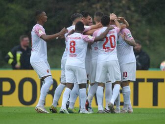 Der FC Augsburg setzte sich mit 4:0 in Lohne durch. Der FC Augsburg setzte sich mit 4:0 in Lohne durch.