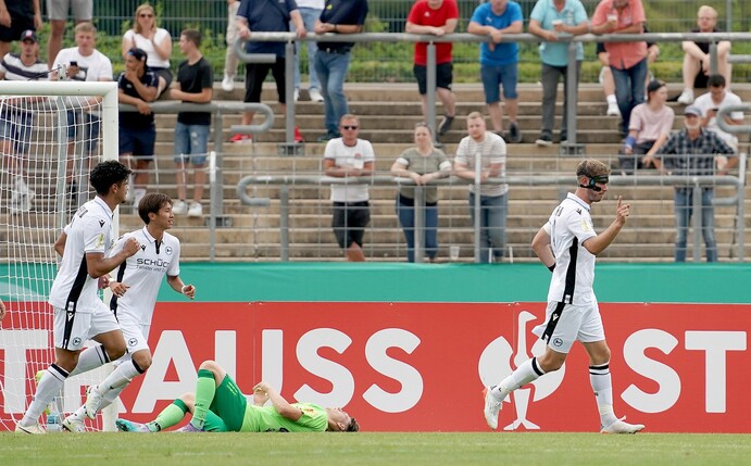 Fabian Klos (r) von Bielefeld freut sich über sein Tor zum zwischenzeitlichen 2:0.