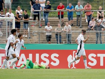 Fabian Klos (r) von Bielefeld freut sich über sein Tor zum zwischenzeitlichen 2:0. Fabian Klos (r) von Bielefeld freut sich über sein Tor zum zwischenzeitlichen 2:0.