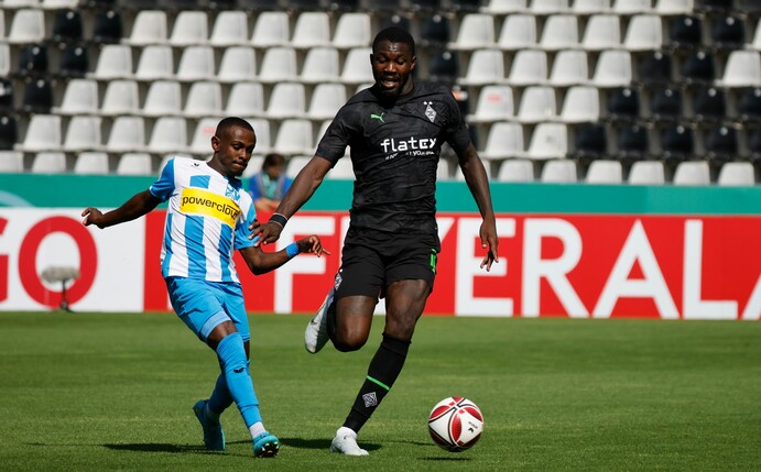 Traf in Oberachern dreifach: Mönchengladbachs Marcus Thuram (r).