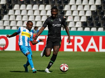 Traf in Oberachern dreifach: Mönchengladbachs Marcus Thuram (r). Traf in Oberachern dreifach: Mönchengladbachs Marcus Thuram (r).